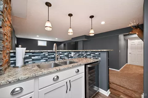 Kitchen - 967 Hamlin Dr, Hamilton Township, OH 45039 photo 5 of 6