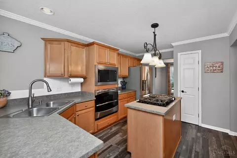 Kitchen - 967 Hamlin Dr, Hamilton Township, OH 45039 photo 3 of 6