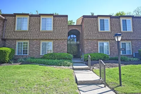 5203 Eaglesnest Dr, Cincinnati, OH 45248