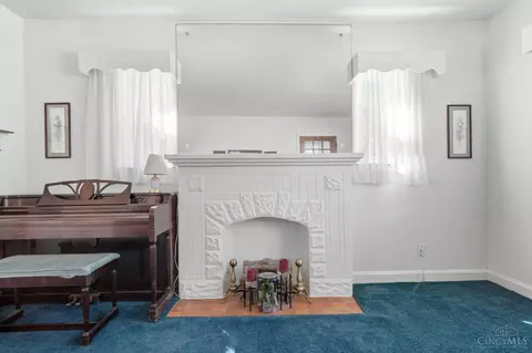 Living - 667 Overlook Ave, Cincinnati, OH 45238 photo 3 of 4