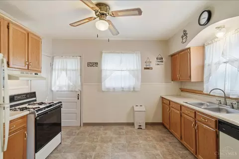 Kitchen - 667 Overlook Ave, Cincinnati, OH 45238 photo 1 of 3
