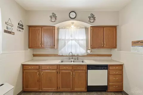 Kitchen - 667 Overlook Ave, Cincinnati, OH 45238 photo 2 of 3