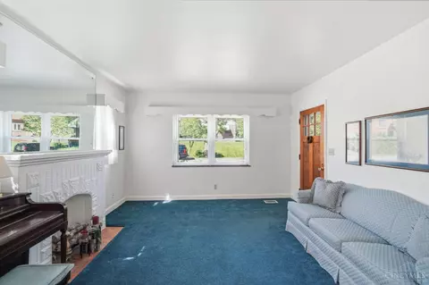 Living - 667 Overlook Ave, Cincinnati, OH 45238 photo 2 of 4