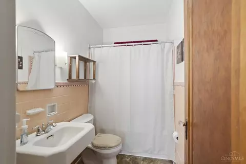 Bath - 667 Overlook Ave, Cincinnati, OH 45238 photo 1 of 2