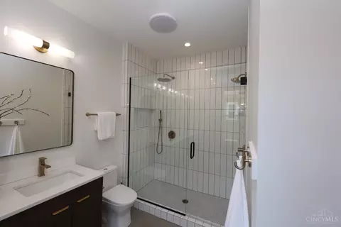 Bath - 2717 Arbor Ave, Cincinnati, OH 45209 photo 3 of 8