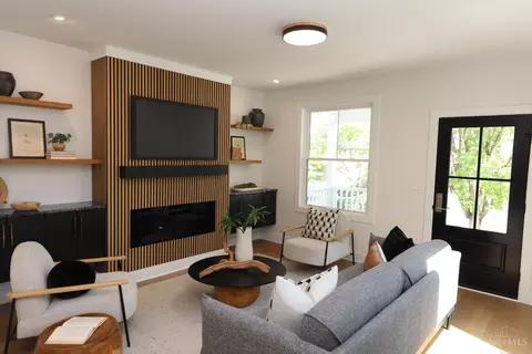 Living - 2717 Arbor Ave, Cincinnati, OH 45209 photo 3 of 6