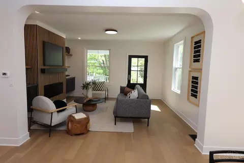 Living - 2717 Arbor Ave, Cincinnati, OH 45209 photo 6 of 6