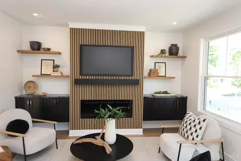 Living - 2717 Arbor Ave, Cincinnati, OH 45209 photo 2 of 6