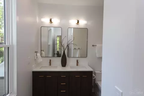 Bath - 2717 Arbor Ave, Cincinnati, OH 45209 photo 2 of 8
