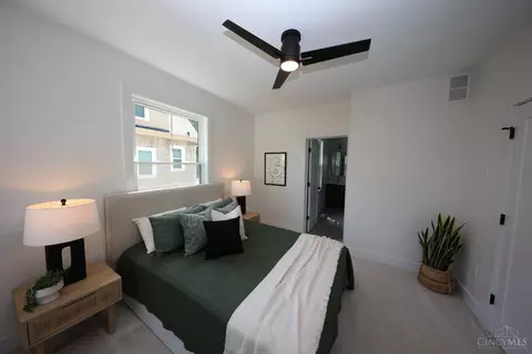 Bedroom - 2717 Arbor Ave, Cincinnati, OH 45209 photo 2 of 8