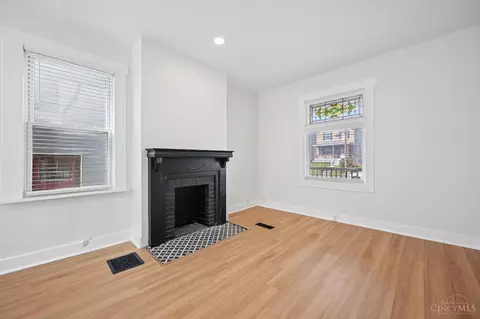 Living - 3336 Graydon Ave, Cincinnati, OH 45207 photo 3 of 5