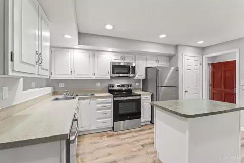 Kitchen - 1108 Pepper Hill Dr, Kettering, OH 45429 photo 2 of 4