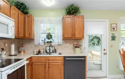 Kitchen - 4555 Brown Ave, Blue Ash, OH 45242 photo 3 of 3