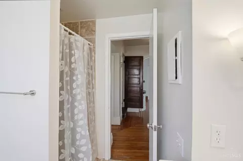 Bath - 1006 Lenox Pl, Cincinnati, OH 45229 photo 6 of 8