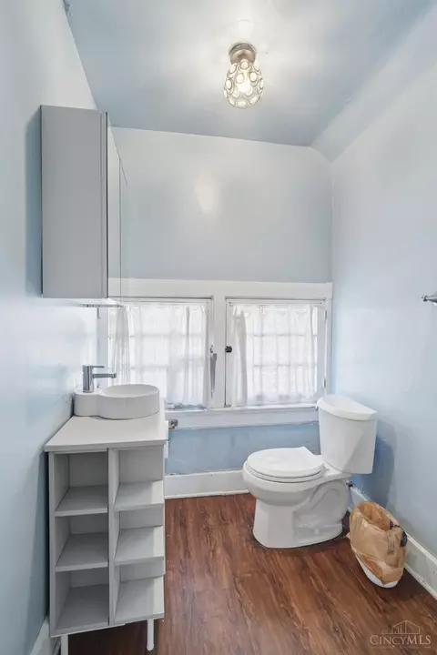 Bath - 1006 Lenox Pl, Cincinnati, OH 45229 photo 7 of 8