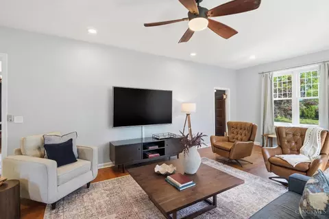 Living - 1006 Lenox Pl, Cincinnati, OH 45229 photo 3 of 6