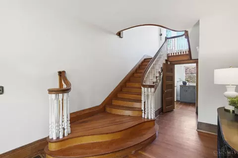 Entry Way - 1006 Lenox Pl, Cincinnati, OH 45229 photo 7 of 19