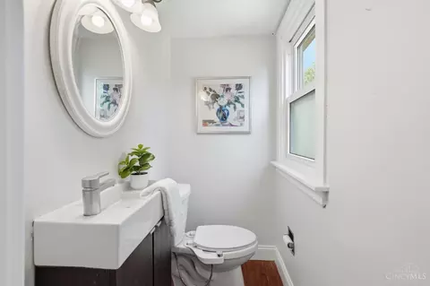 Bath - 1006 Lenox Pl, Cincinnati, OH 45229 photo 1 of 8