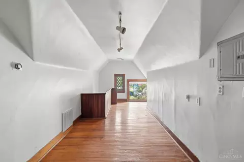 Entry Way - 1006 Lenox Pl, Cincinnati, OH 45229 photo 14 of 19