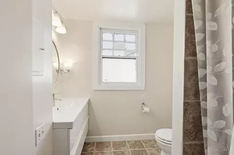 Bath - 1006 Lenox Pl, Cincinnati, OH 45229 photo 5 of 8