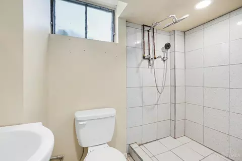 Bath - 2032 Arrowood Pl, Cincinnati, OH 45231 photo 1 of 2