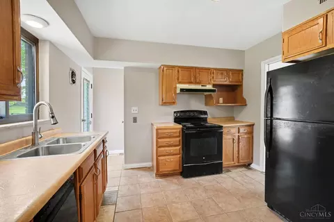 Kitchen - 2032 Arrowood Pl, Cincinnati, OH 45231 photo 4 of 5