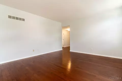 Living - 5984 Oak Leaf Ct, Morrow, OH 45152 photo 2 of 4