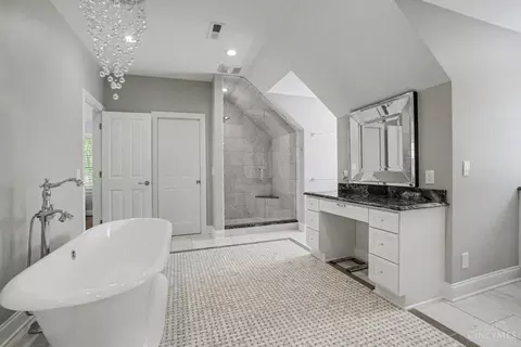 Bath - 580 Chaswil Dr, Cincinnati, OH 45255 photo 4 of 9