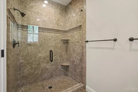 Bath - 580 Chaswil Dr, Cincinnati, OH 45255 photo 8 of 9