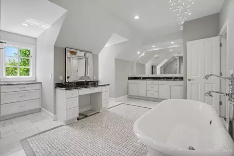 Bath - 580 Chaswil Dr, Cincinnati, OH 45255 photo 3 of 9