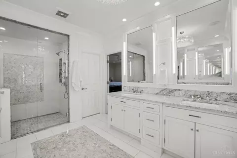Bath - 580 Chaswil Dr, Cincinnati, OH 45255 photo 1 of 9