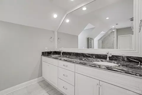 Bath - 580 Chaswil Dr, Cincinnati, OH 45255 photo 5 of 9
