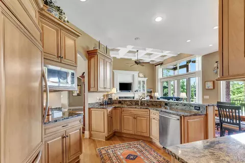 Kitchen - 5190 Emerald View Dr, Hamilton Township, OH 45039 photo 4 of 6