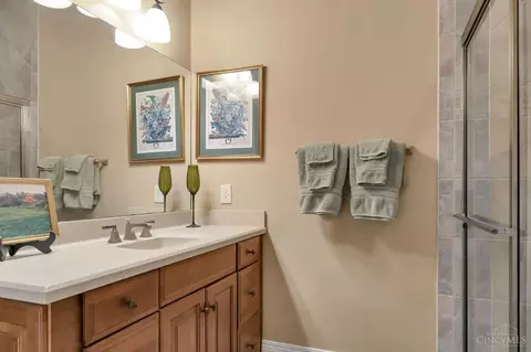 Bath - 5190 Emerald View Dr, Hamilton Township, OH 45039 photo 5 of 6