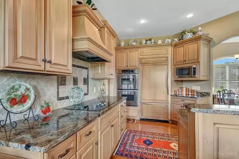 Kitchen - 5190 Emerald View Dr, Hamilton Township, OH 45039 photo 3 of 6