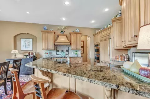 Kitchen - 5190 Emerald View Dr, Hamilton Township, OH 45039 photo 2 of 6