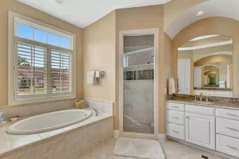 Bath - 5190 Emerald View Dr, Hamilton Township, OH 45039 photo 2 of 6