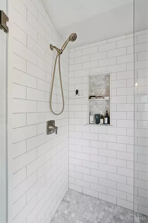 Bath - 572 Common Wealth Dr, Cincinnati, OH 45244 photo 7 of 11