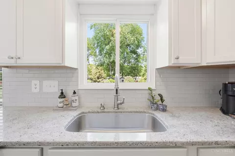 Kitchen - 572 Common Wealth Dr, Cincinnati, OH 45244 photo 5 of 6