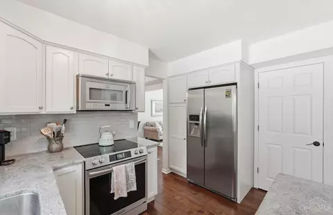 Kitchen - 572 Common Wealth Dr, Cincinnati, OH 45244 photo 4 of 6