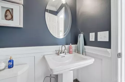 Bath - 572 Common Wealth Dr, Cincinnati, OH 45244 photo 2 of 11