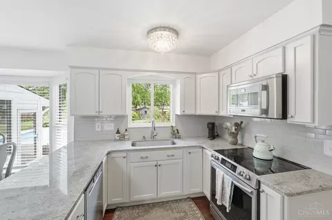 Kitchen - 572 Common Wealth Dr, Cincinnati, OH 45244 photo 2 of 6