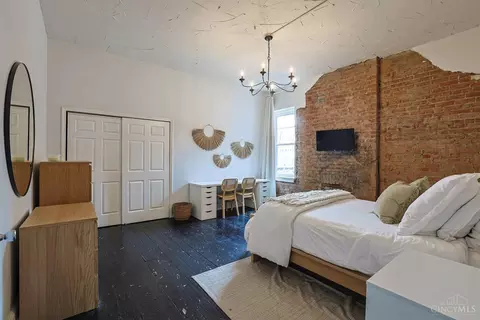 Bedroom - 724 Main St, Cincinnati, OH 45202 photo 2 of 4