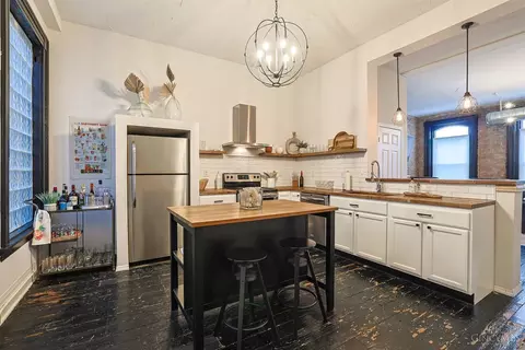 Kitchen - 724 Main St, Cincinnati, OH 45202 photo 3 of 4