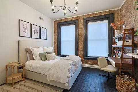 Bedroom - 724 Main St, Cincinnati, OH 45202 photo 3 of 4