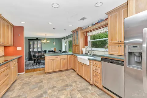Kitchen - 208 Furbee Dr, Mason, OH 45040 photo 2 of 2