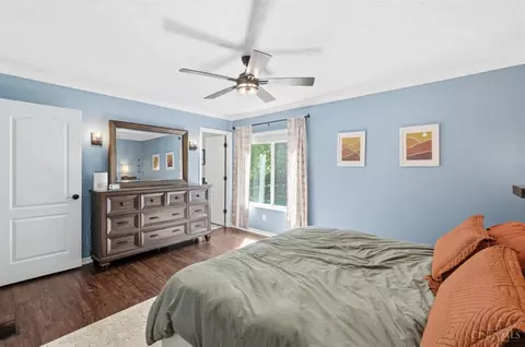 Bedroom - 422 Wyndham Dr, Hamilton Township, OH 45039 photo 2 of 4
