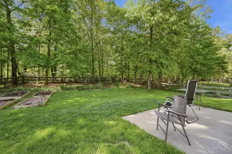 Exterior - 422 Wyndham Dr, Hamilton Township, OH 45039 photo 5 of 9