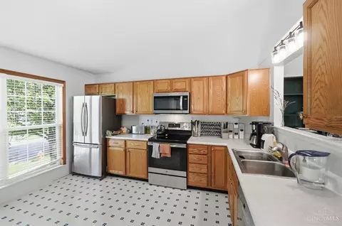 Kitchen - 422 Wyndham Dr, Hamilton Township, OH 45039 photo 1 of 2