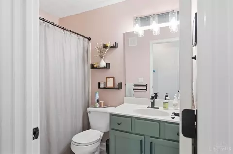 Bath - 422 Wyndham Dr, Hamilton Township, OH 45039 photo 2 of 3